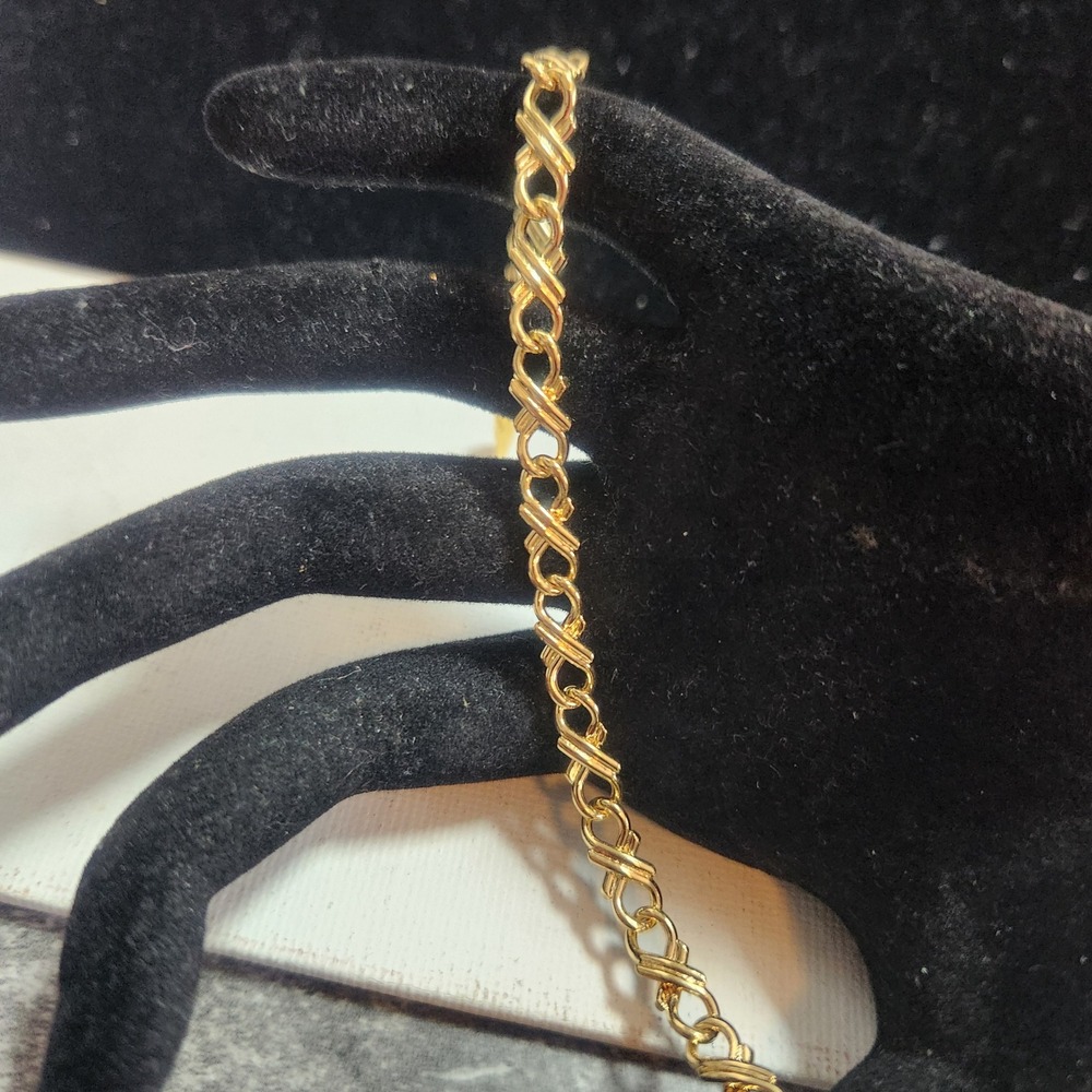Gold Tone Hugs and Kisses XO Link Bracelet 7.5 Inch Classic Polished‎ Jewelry